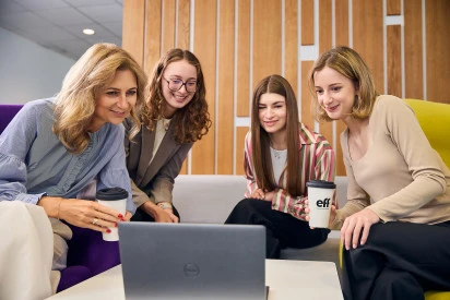 Zdjęcia pracowników DUNI EFF przy pracy